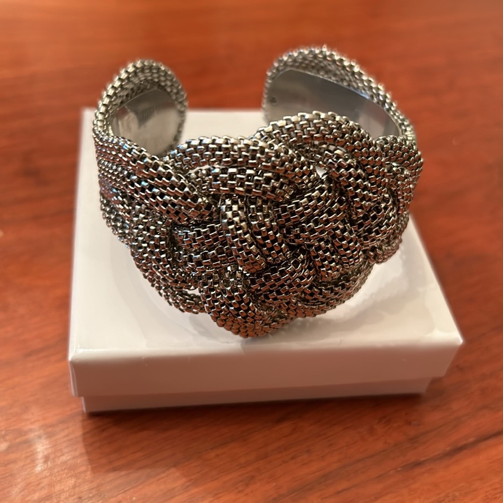 Cuff bracelet knotted silver tone metal